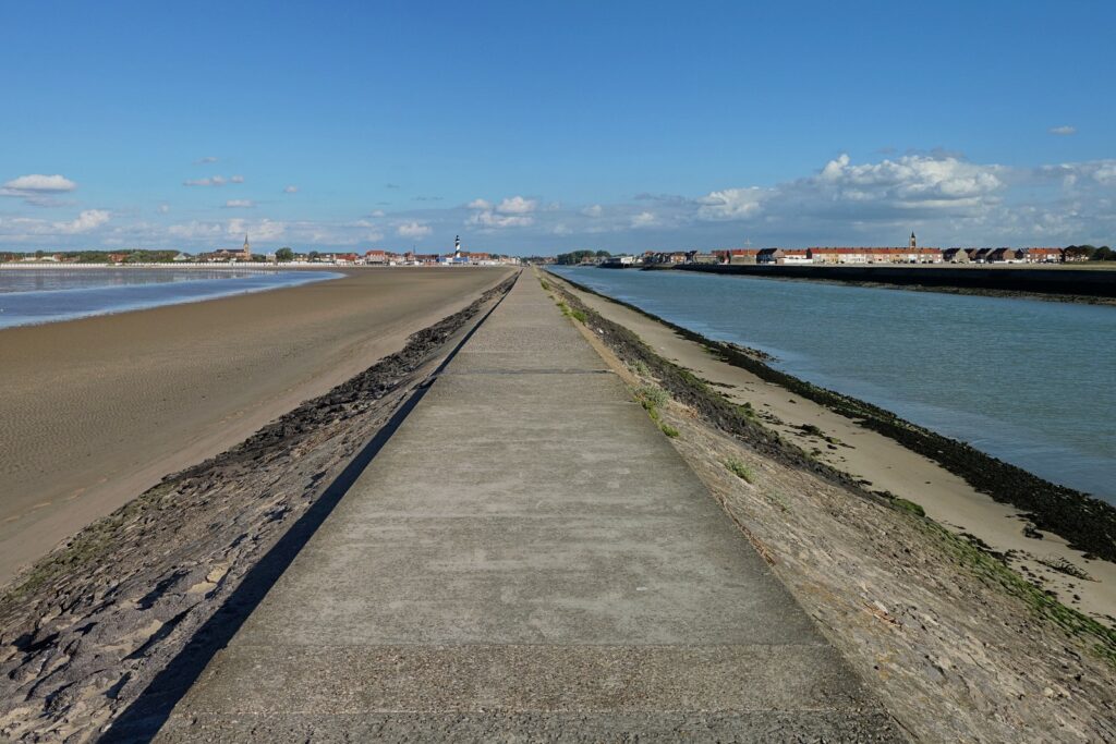 La jetée du chenal de l'Aa à Petit-Fort-Philippe menant au phare de Gravelines, sur la Côte d'Opale