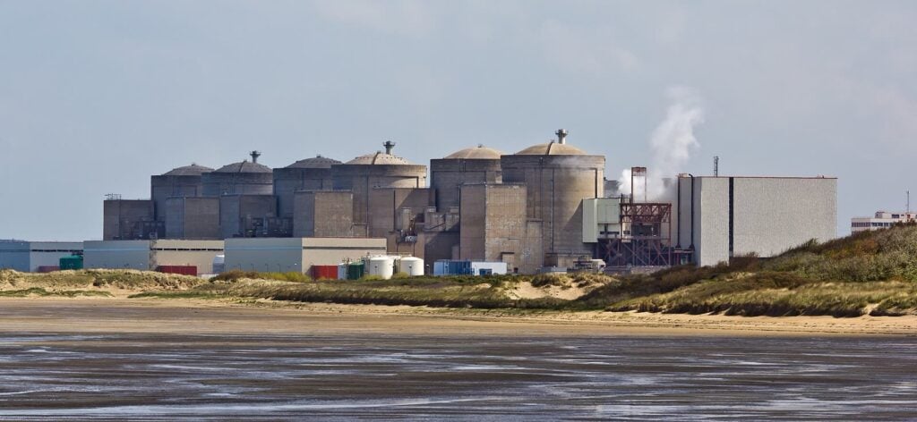 La centrale nucléaire de Gravelines vue depuis la mer