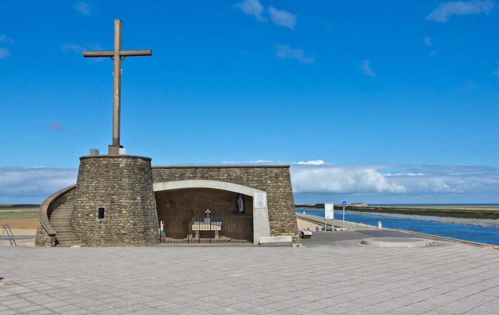 Le Calvaire des Marins de Grand-Fort-Philippe, face au chenal de l'Aa